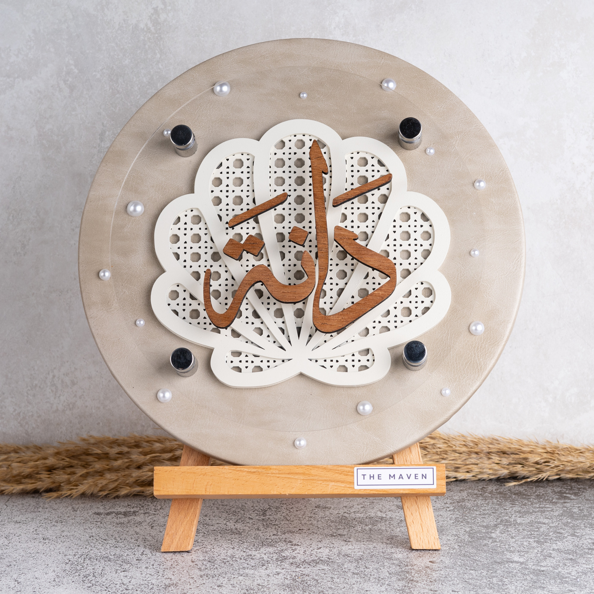 لوح الصدفة الخشبية باللون الأوف وايت