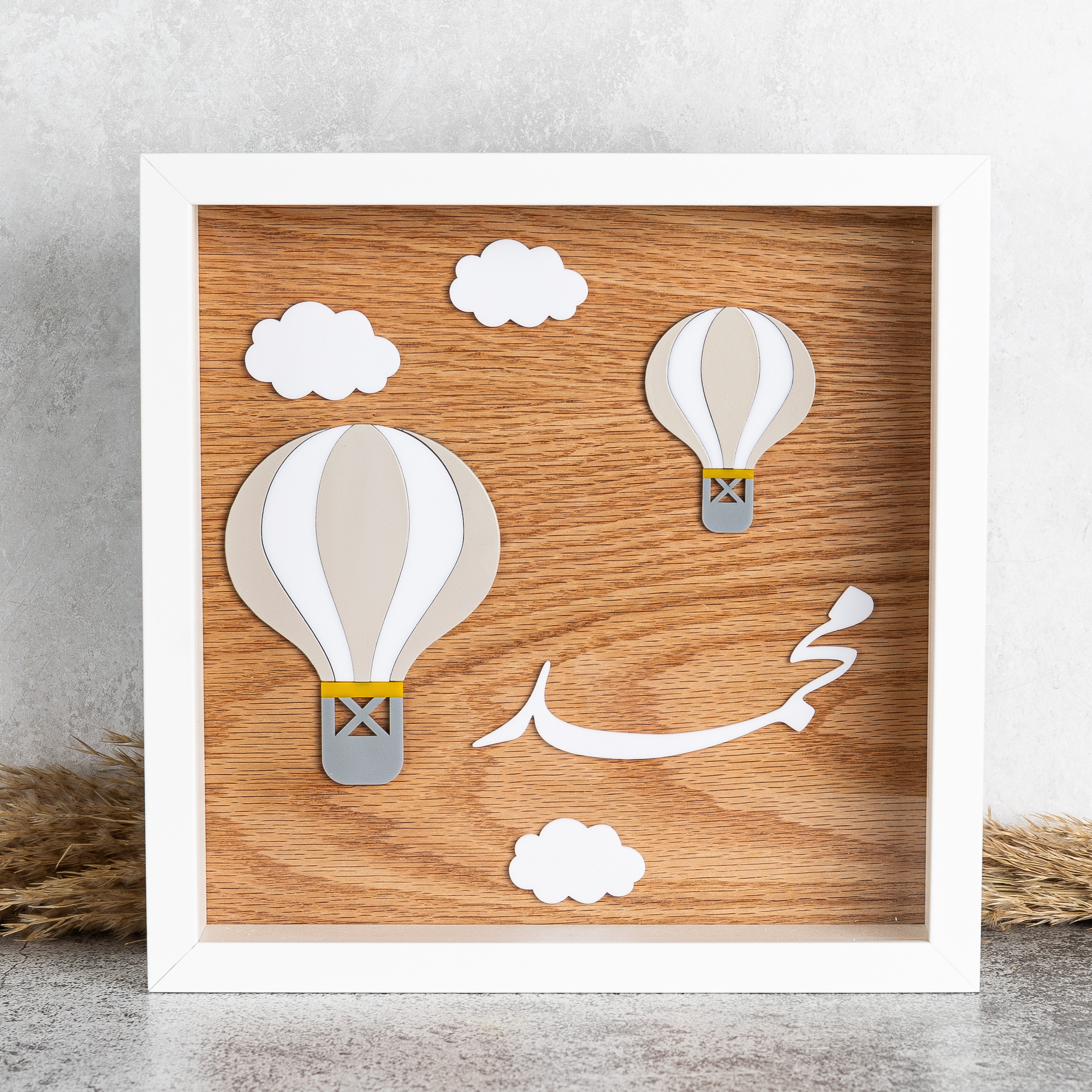 فريم المناطيد البيج مع الخلفية الخشبية