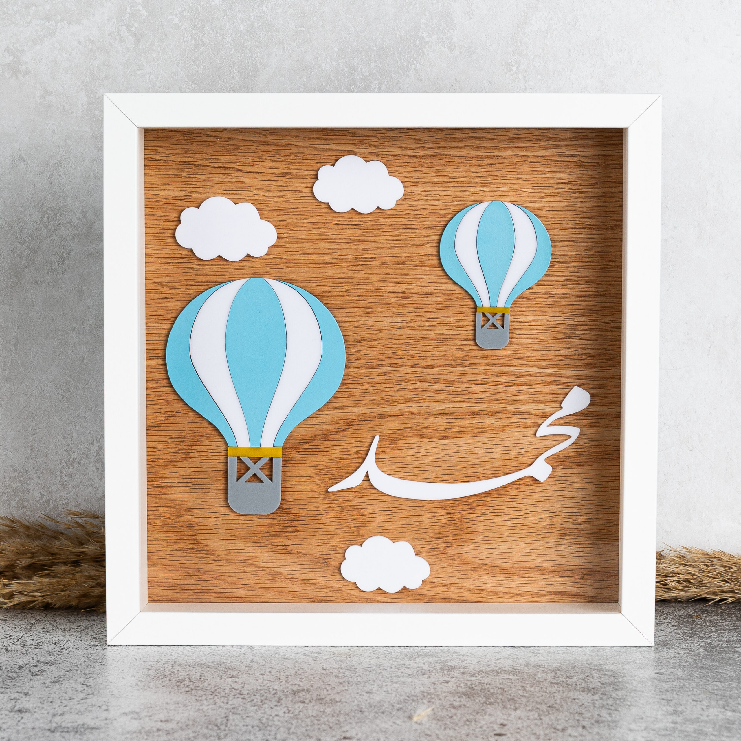 فريم المناطيد الزرقا والخلفية الخشبية