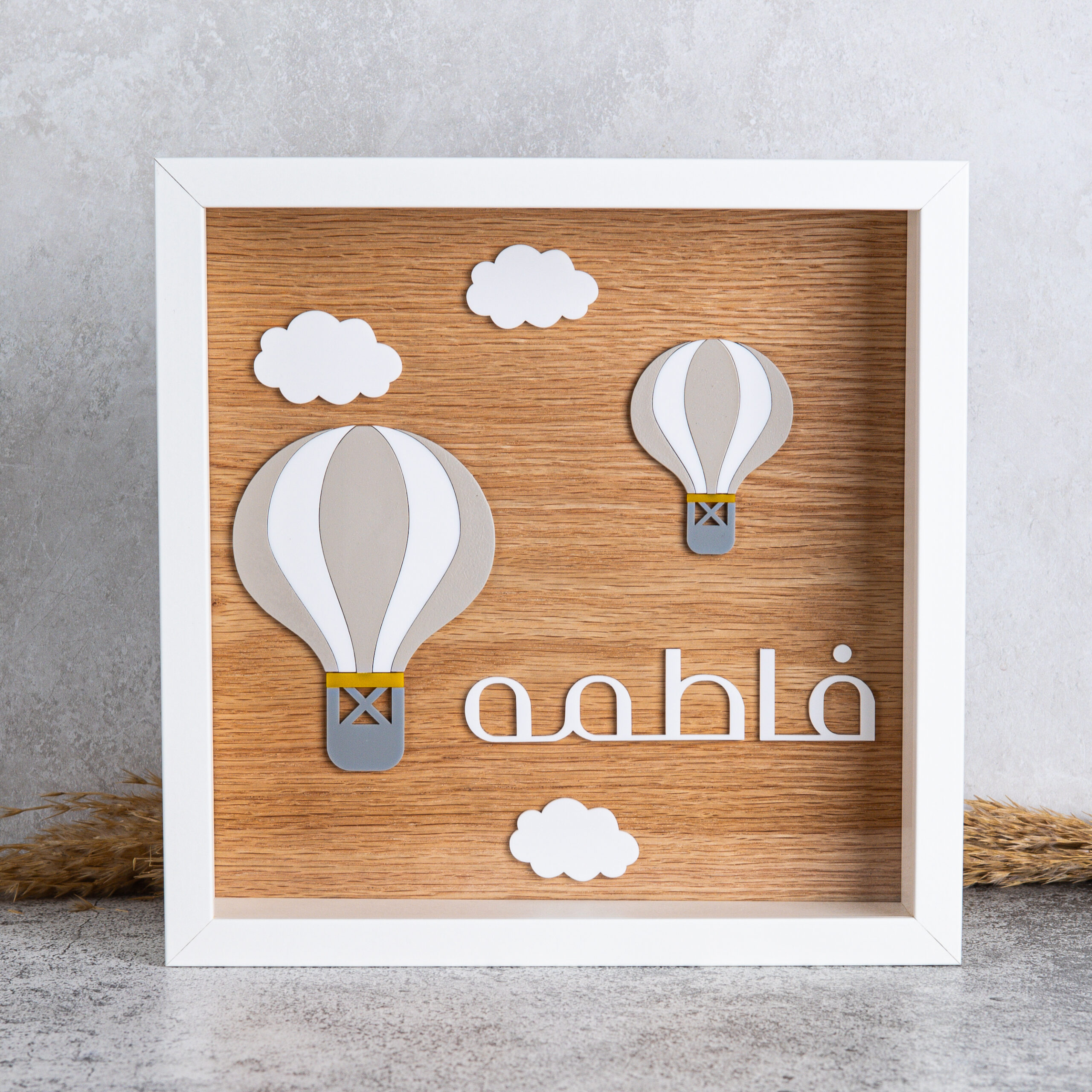 فريم المناطيد البيج مع الخلفية الخشبية